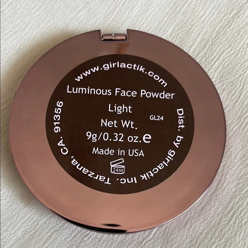 GirlActik Luminous Face Powder - LIGHT